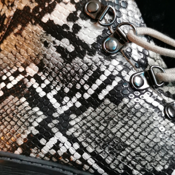 Snake print hiking boots - Picture 5 of 5